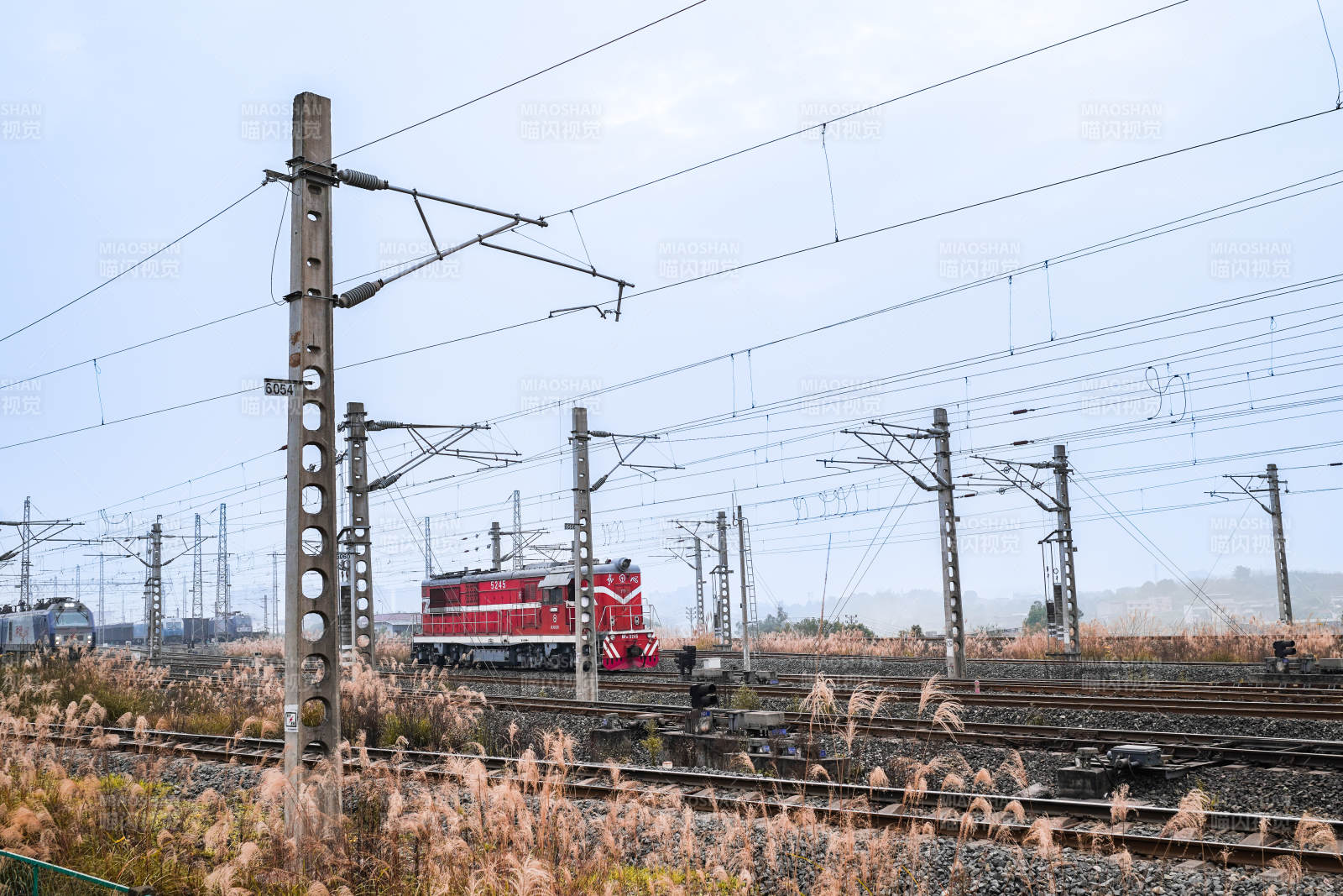 铁路电车行驶在轨道上图片