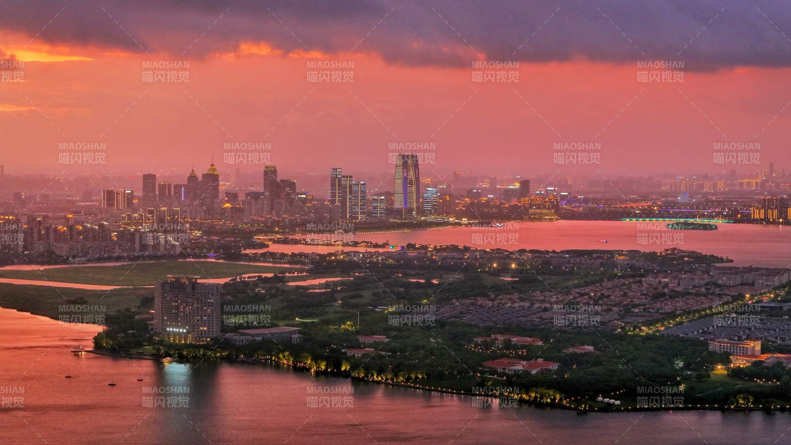 苏州城市黄昏 江畔风光图片