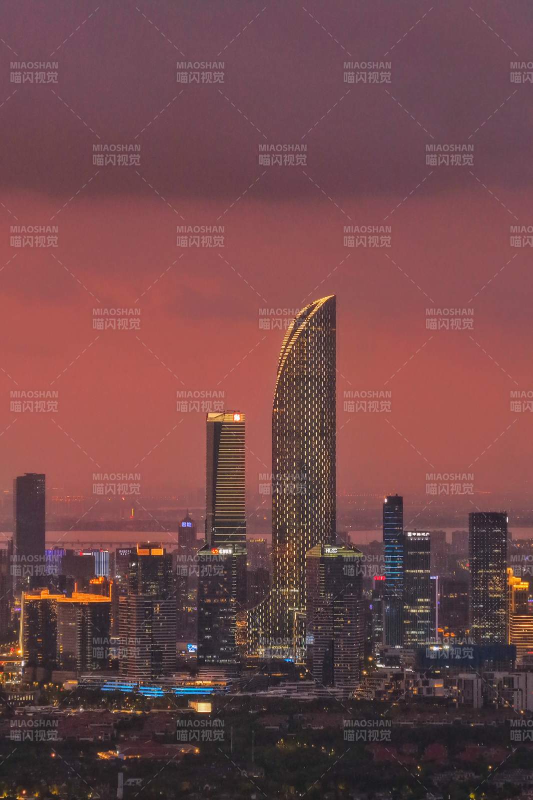 苏州城市夜景 高楼林立图片