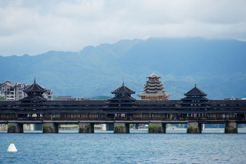 芷江风雨桥湖畔古桥 山水相映图片