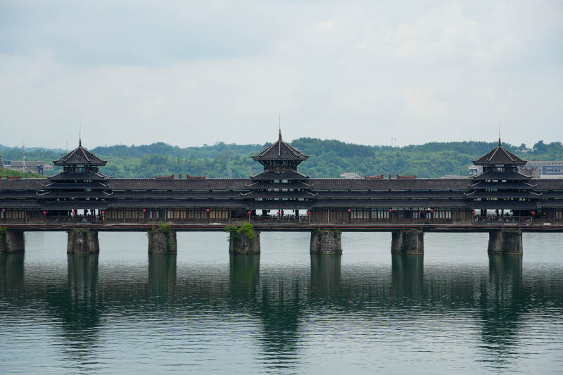 风雨桥横跨碧水青山 芷江图片