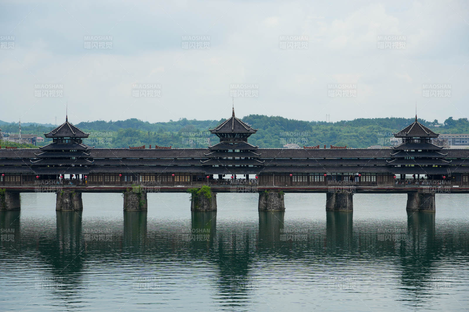 风雨桥横跨碧水青山 芷江图片