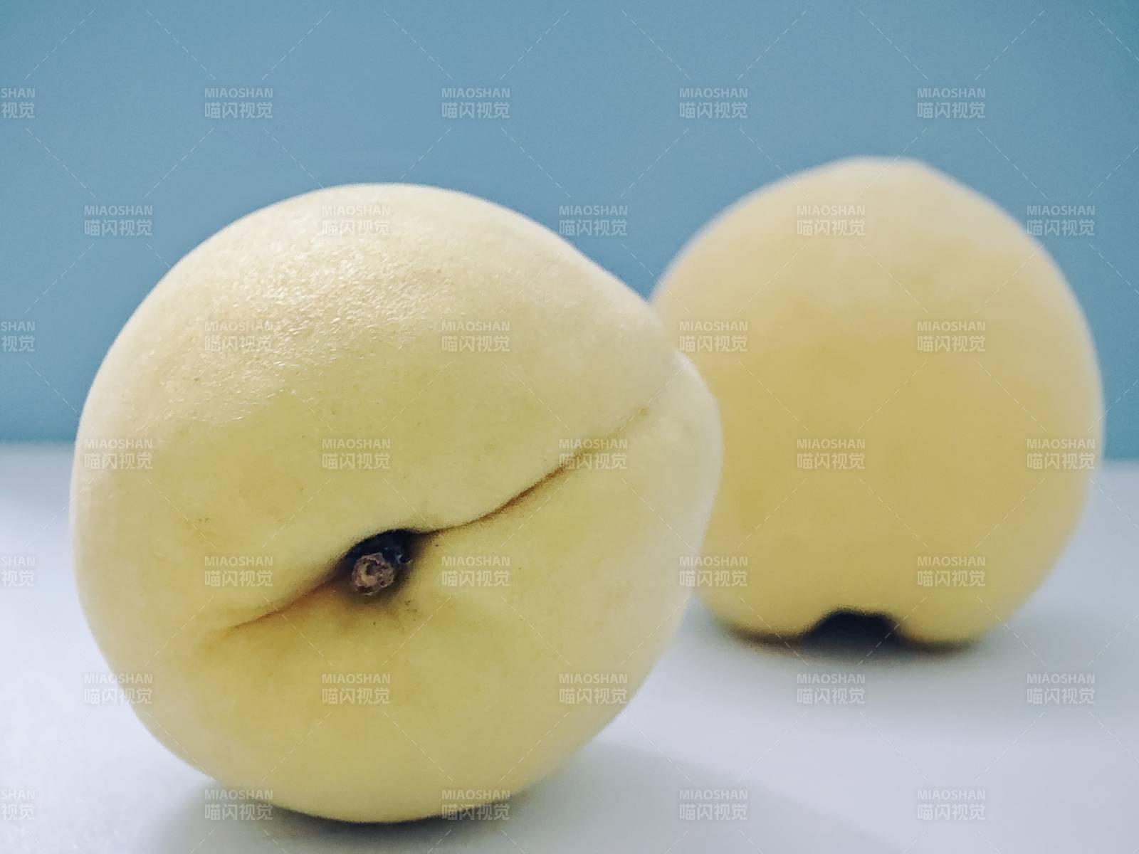 两个黄色的桃子静物图图片