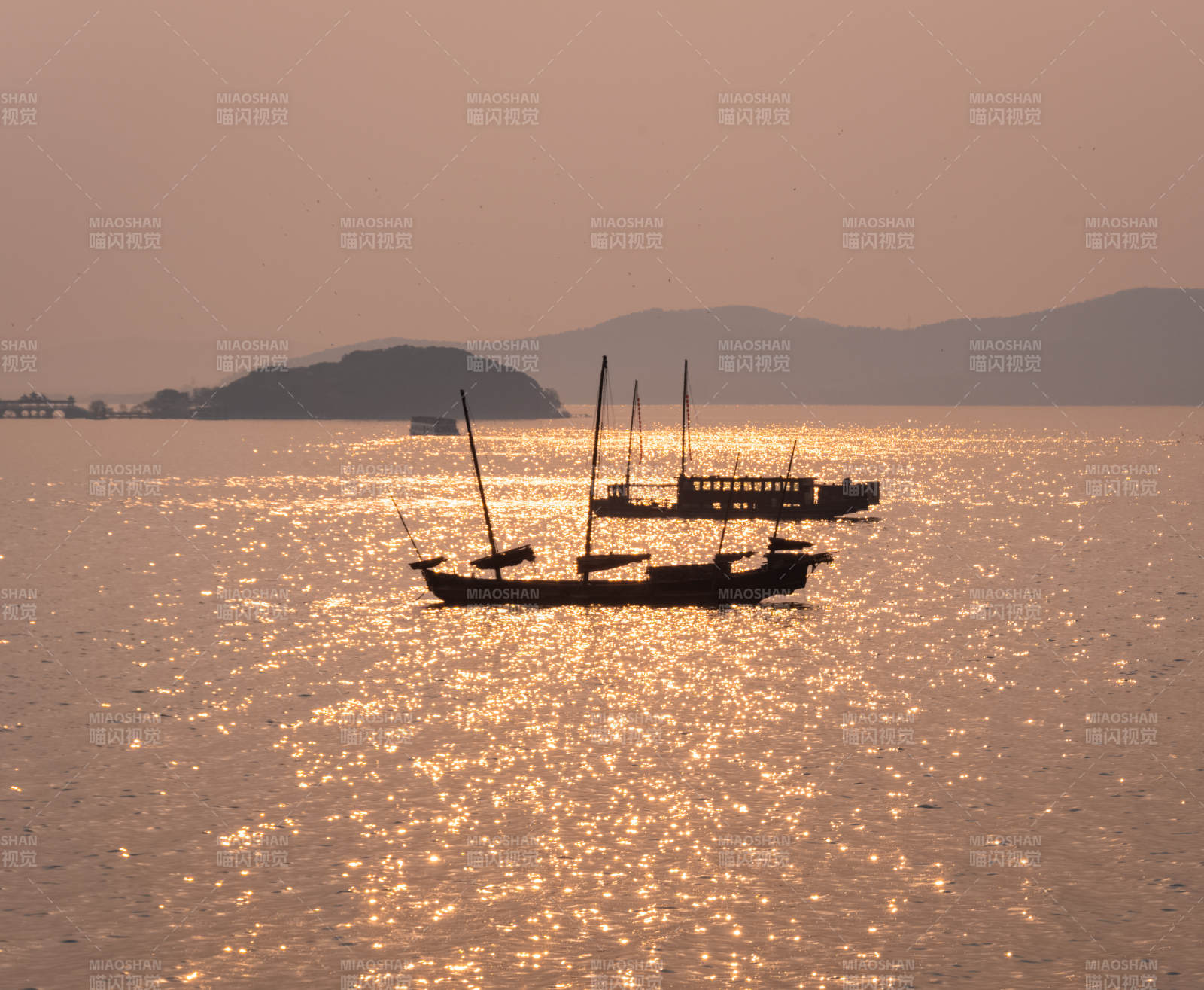 夕阳下的宁静海面图片