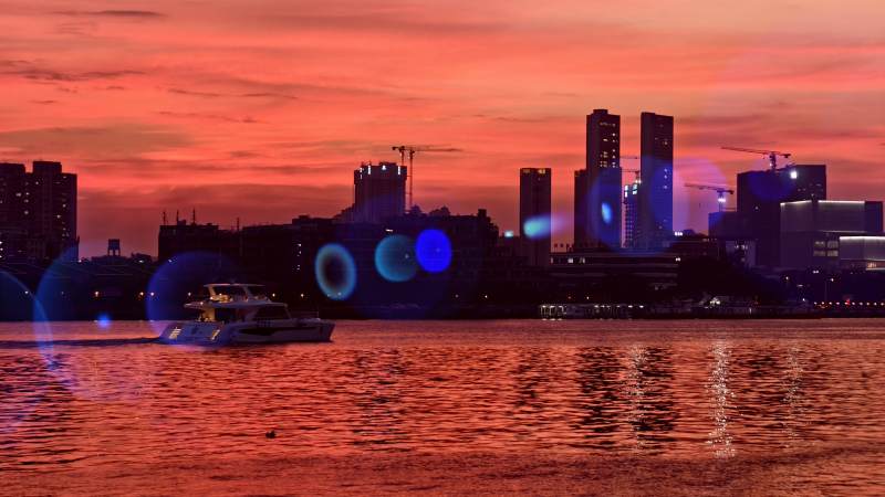 城市夜景与水面倒影 （广州珠江边夕照）图片