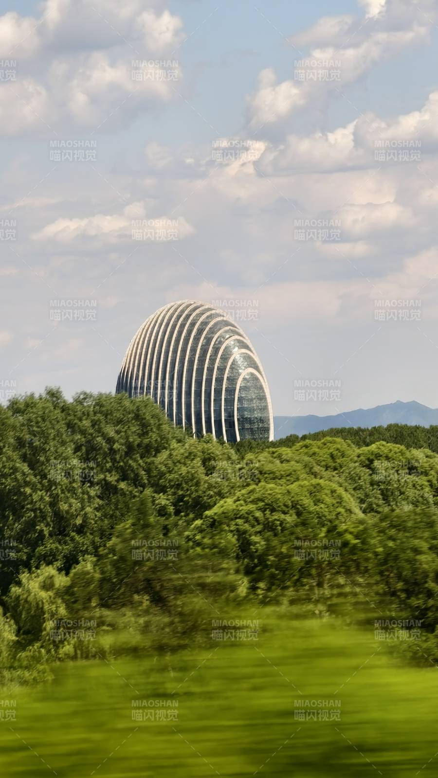 绿色森林中的现代建筑（日出东方凯宾斯基）图片