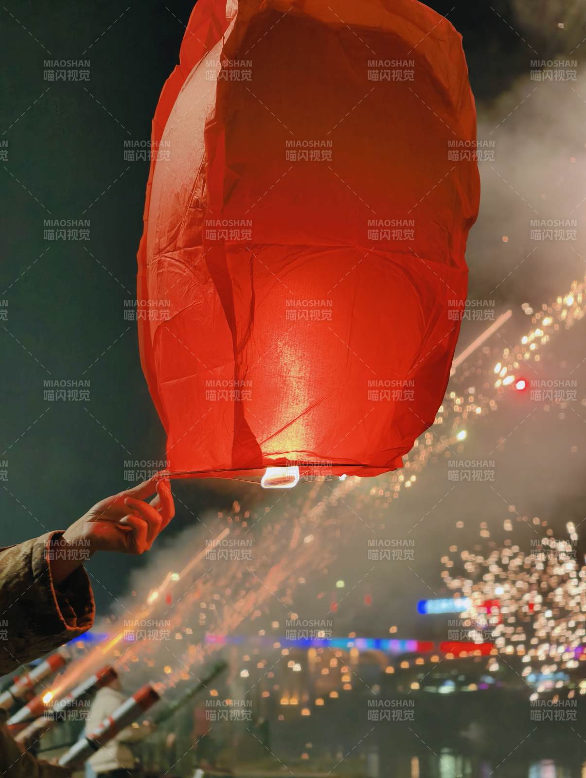 夜空中的红色许愿灯图片