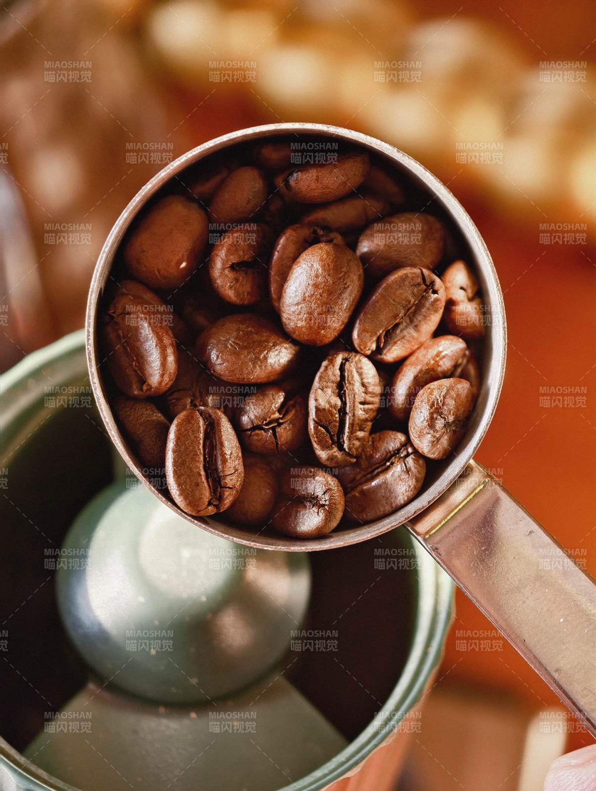 咖啡豆与磨豆机特写图片