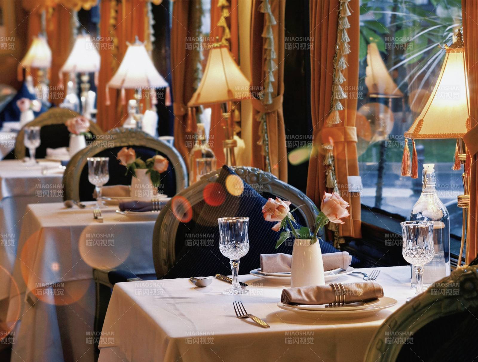 奢华餐厅的精致餐桌布置图片