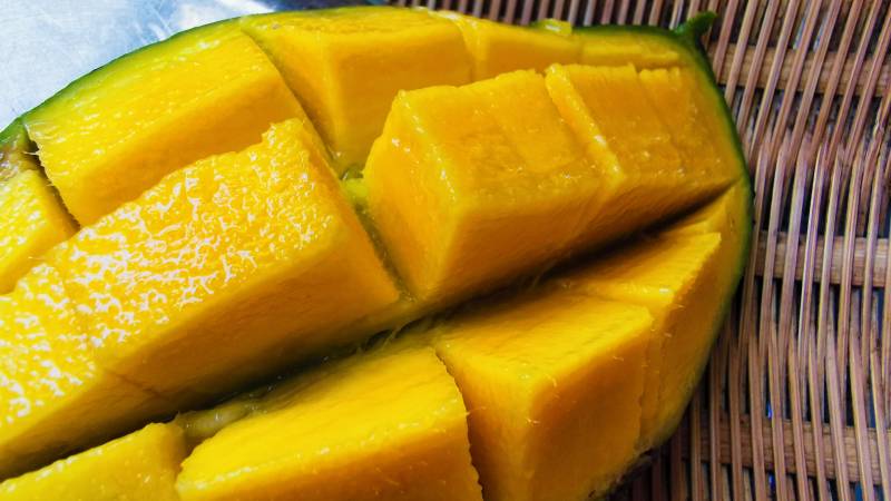 新鲜芒果切块特写图片