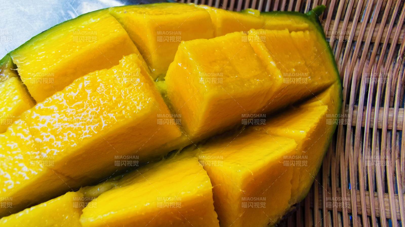 新鲜芒果切块特写图片