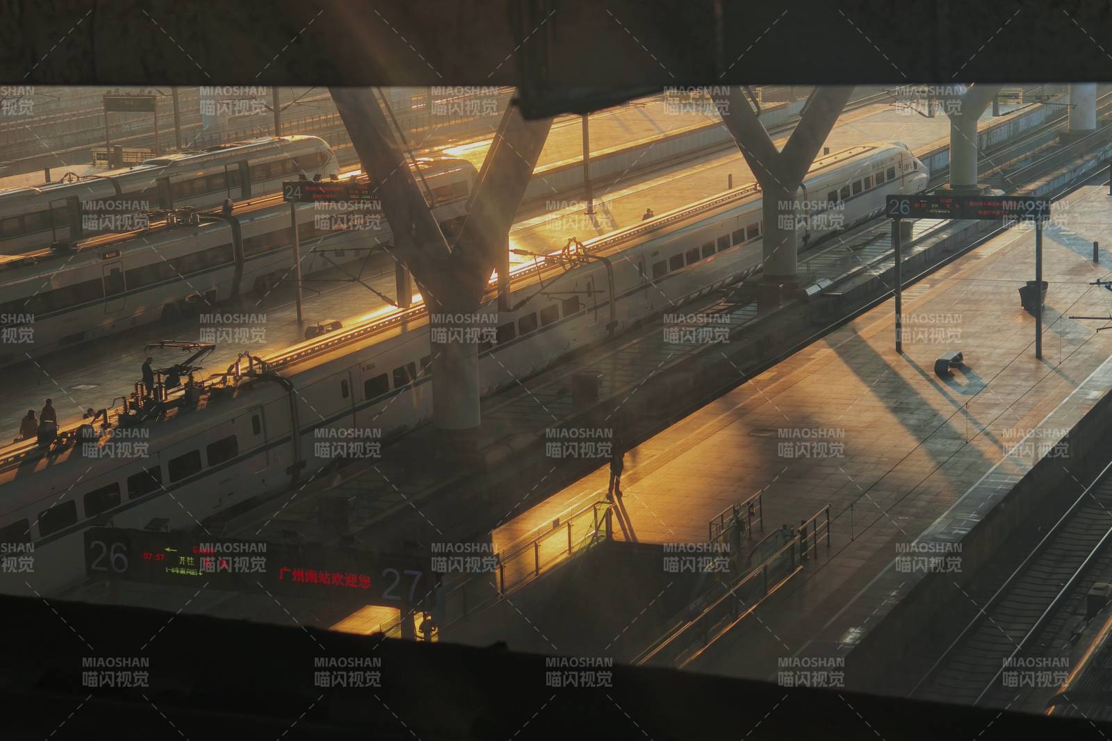 车站夕阳下的列车静候图片