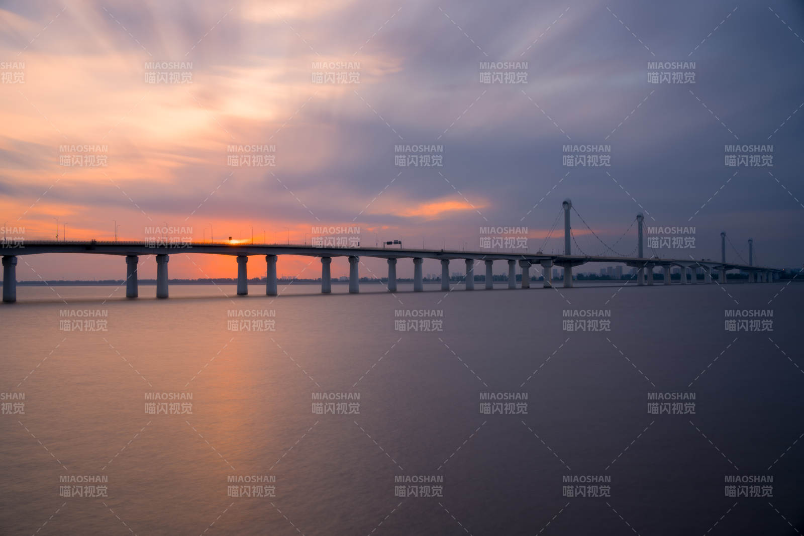 夕阳下的跨江大桥--江东大桥图片