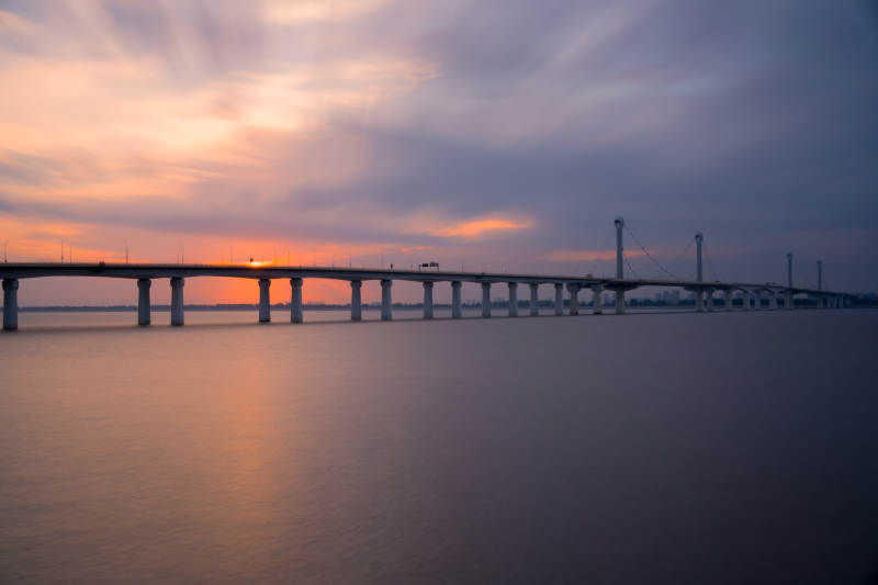 夕阳下的跨江大桥--江东大桥图片