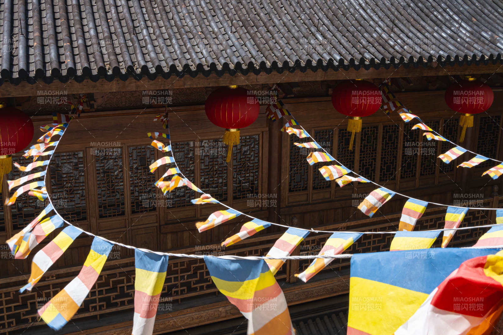 古建筑下的经幡与红灯笼图片