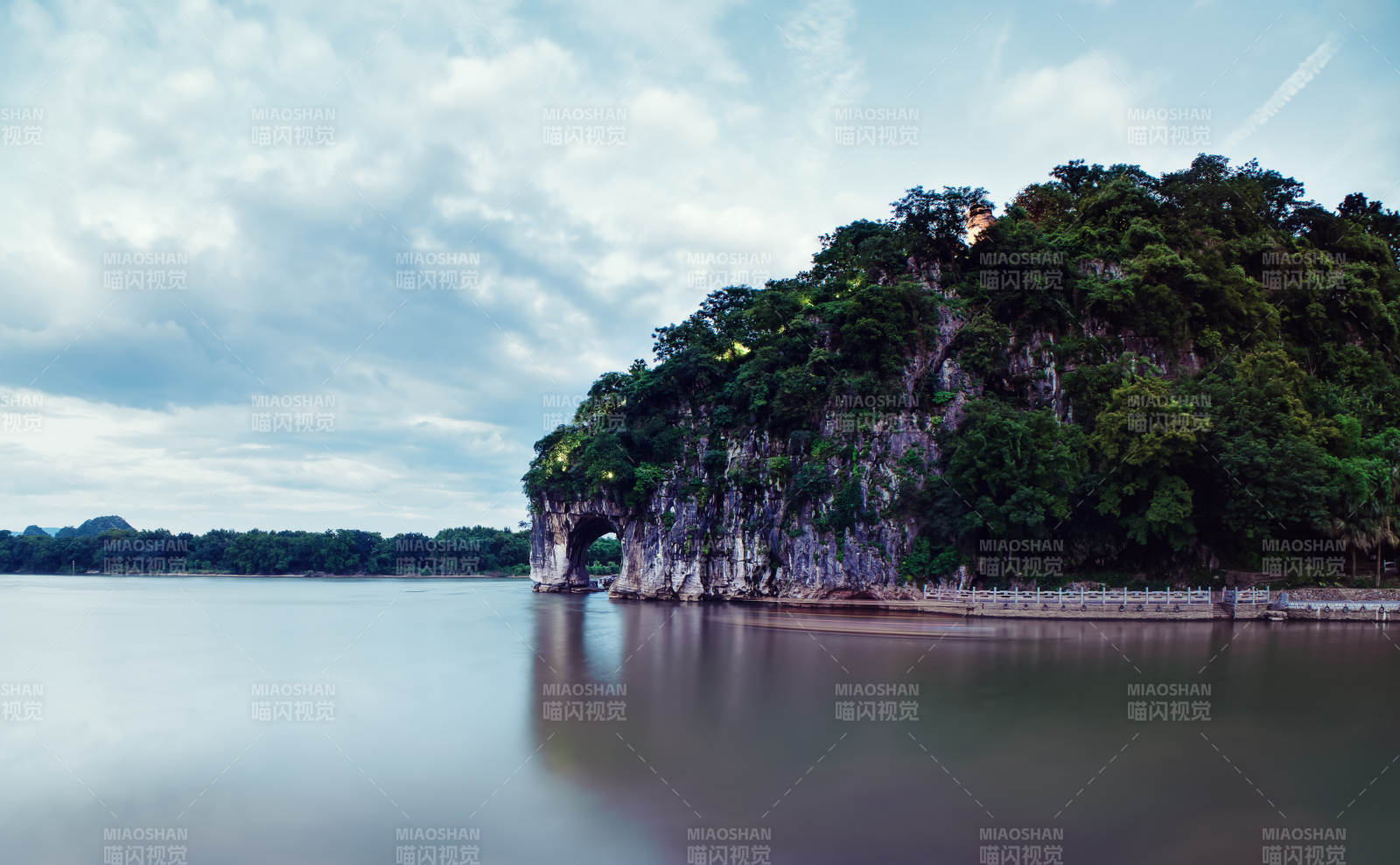 漓江山水 象鼻山倒影图片
