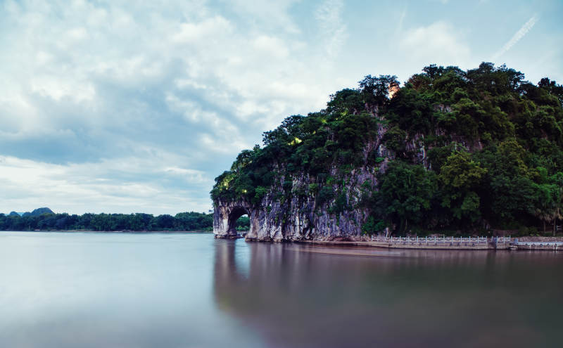 漓江山水 象鼻山倒影图片