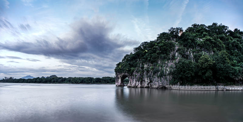 漓江山水 象鼻山倒影图片