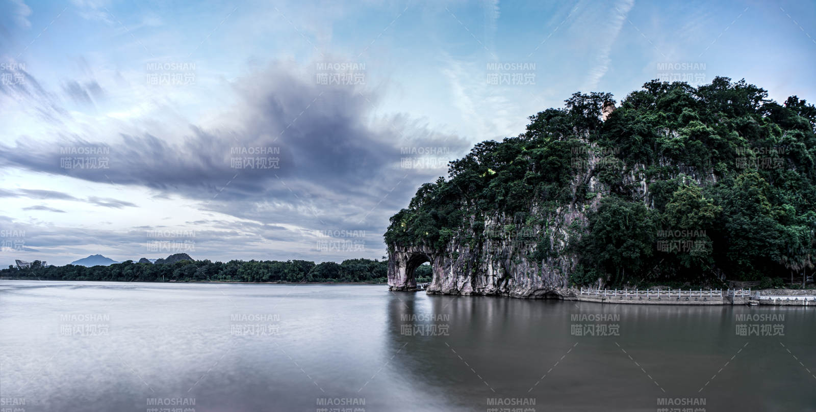 漓江山水 象鼻山倒影图片