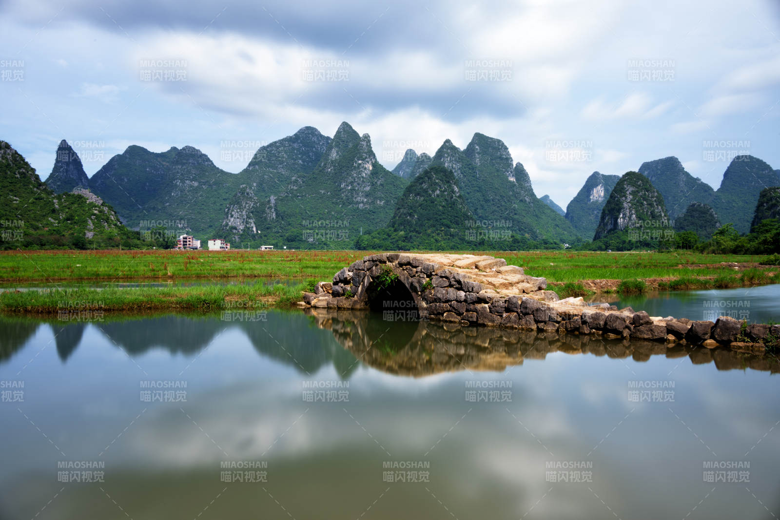 桂林山水田园 桥影映翠图片