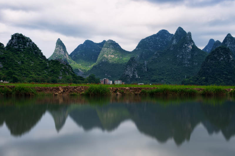 桂林山水倒影 静谧田园图片