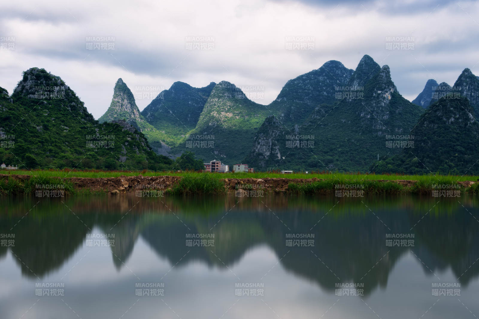 桂林山水倒影 静谧田园图片