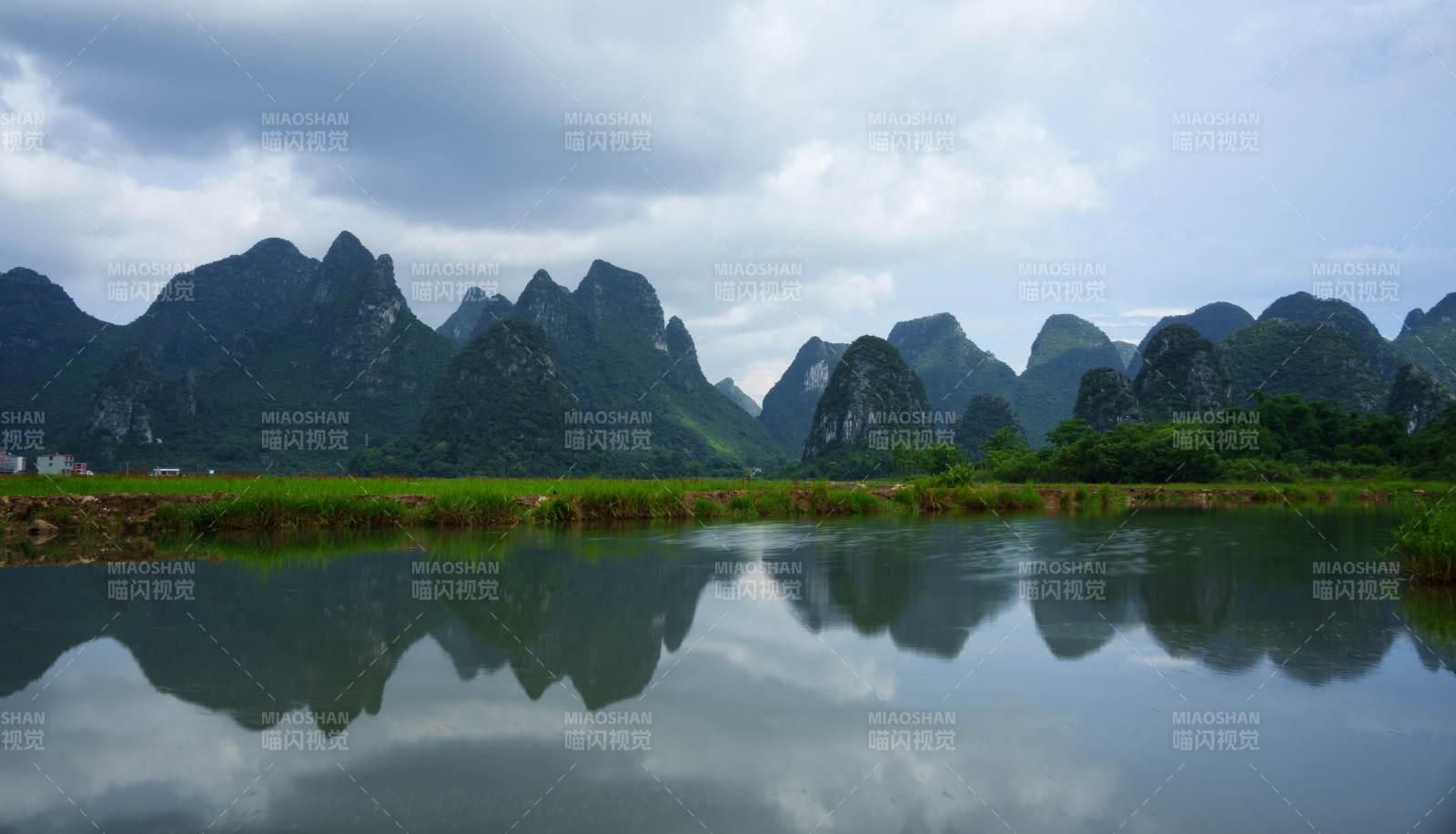 桂林山水倒影 静谧如画图片