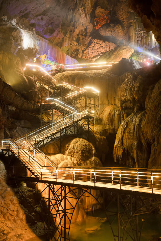 地下溶洞灯光栈道奇观--桂林永福天坑图片