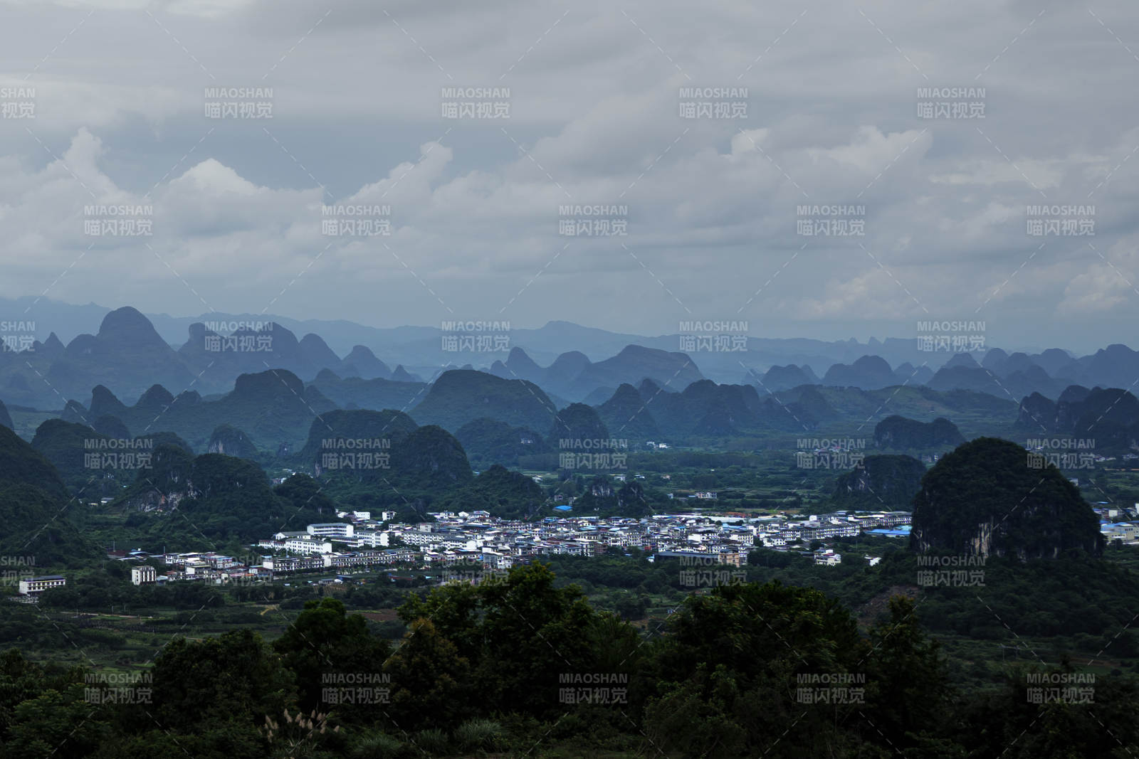 喀斯特地貌下的宁静村落图片