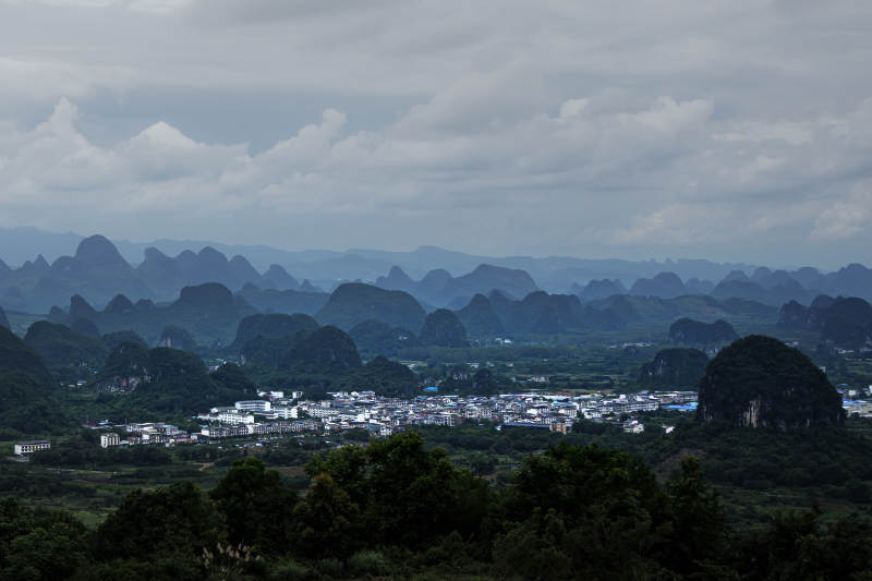 喀斯特地貌下的宁静村落图片