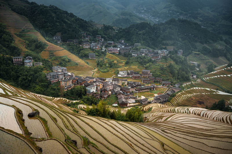 梯田环绕的山村风光--桂林龙脊梯田图片
