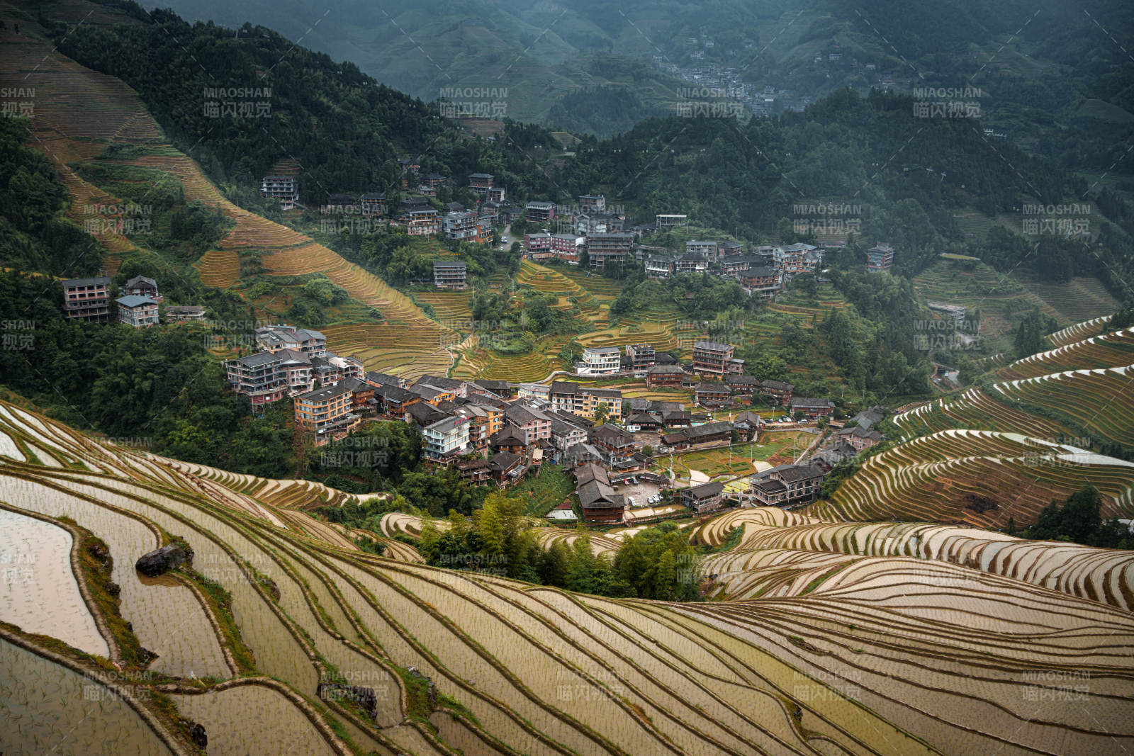 梯田环绕的山村风光--桂林龙脊梯田图片