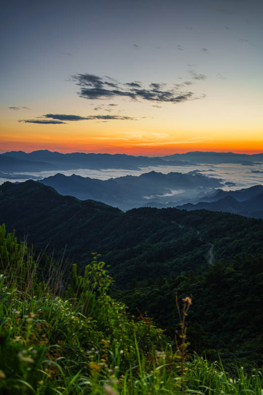 山间日出云海缭绕图片