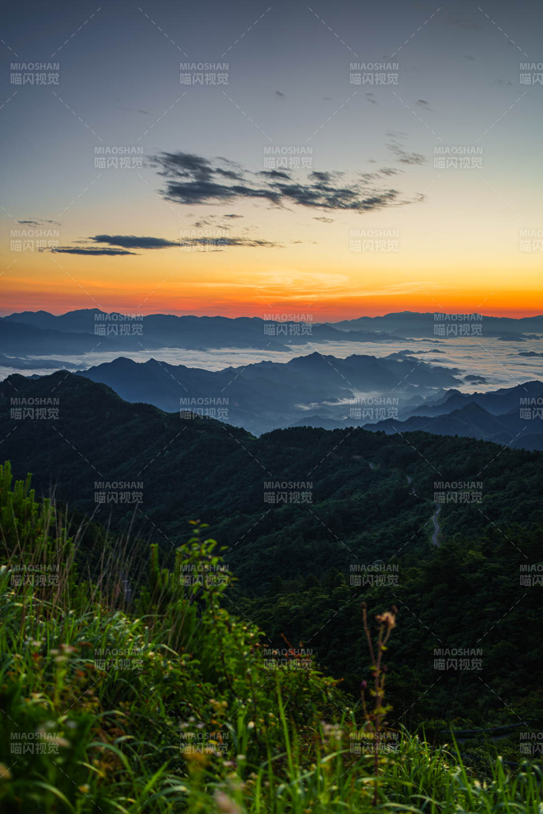 山间日出云海缭绕图片