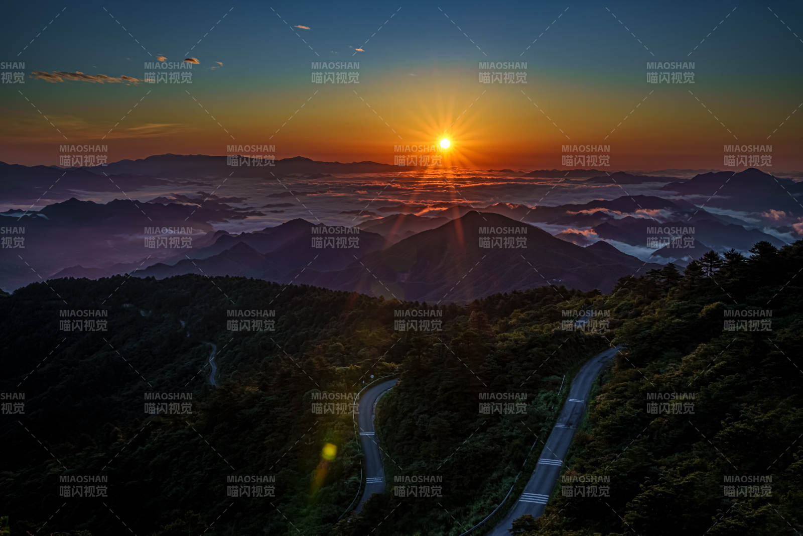 临安牵牛岗山间日出 云海缭绕图片