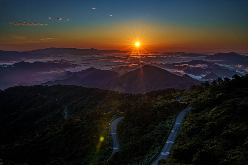 临安牵牛岗山间日出 云海缭绕图片