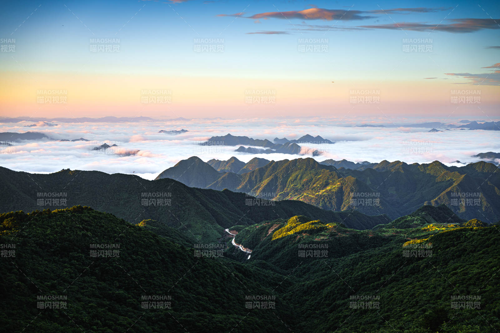 临安牵牛岗云海山峦图片