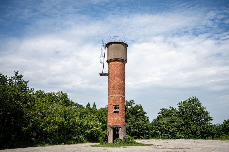 废弃的砖砌水塔图片