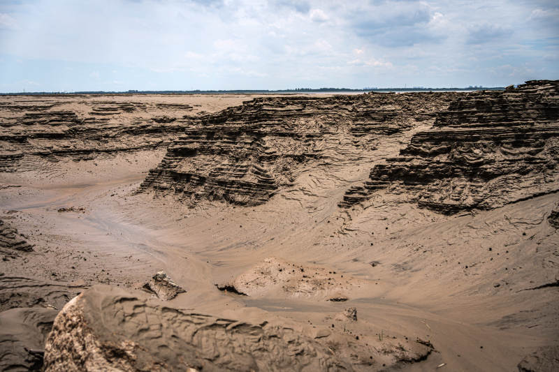 江边的泥岩地貌--钱塘江图片