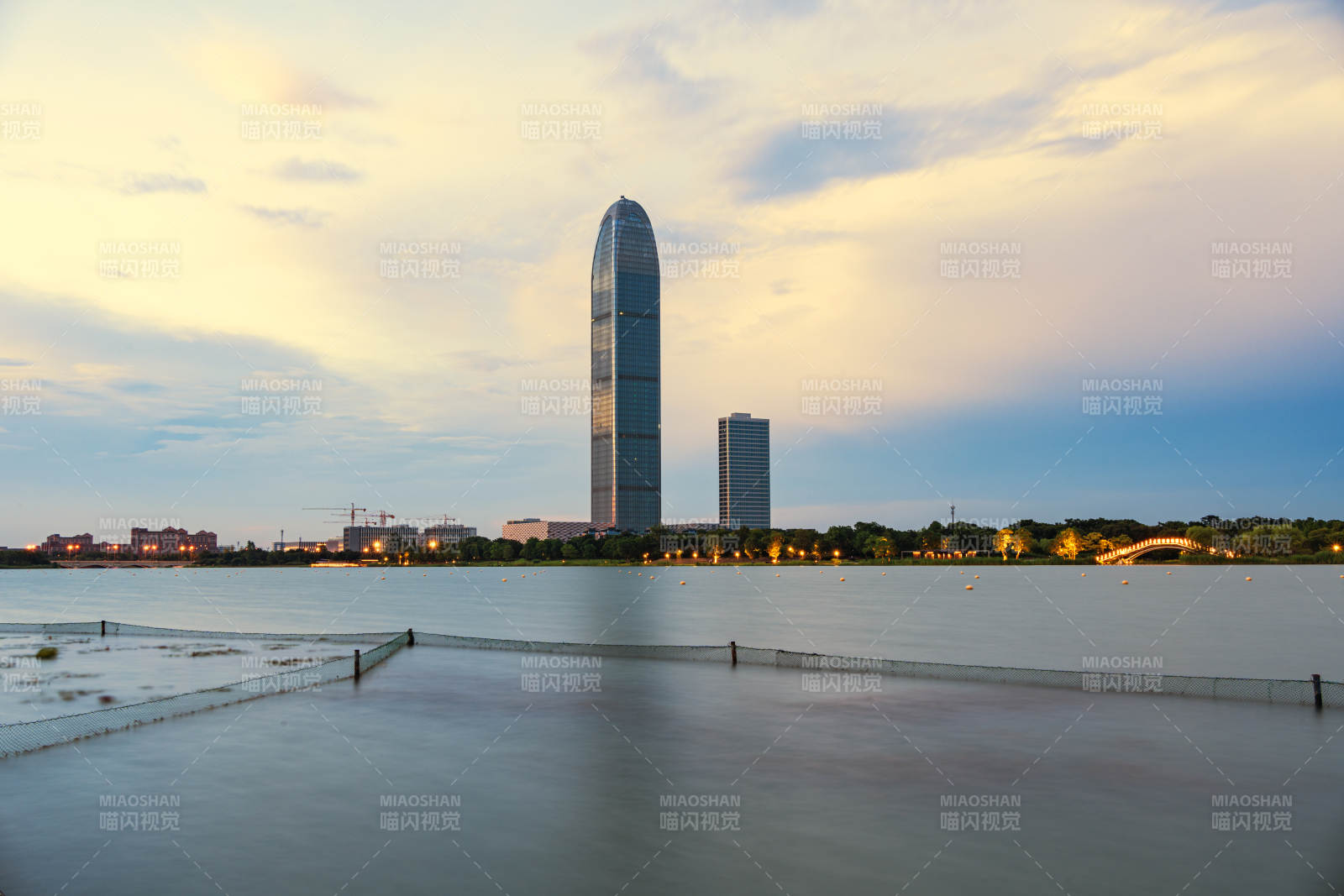 湖畔高楼夜景--海宁图片