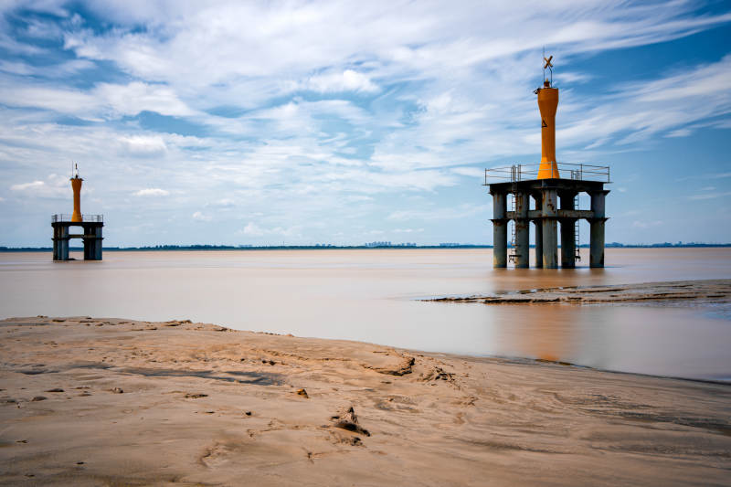 河畔灯塔与沙滩风景图片