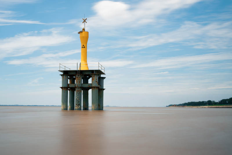 黄色灯塔矗立水面--海盐图片