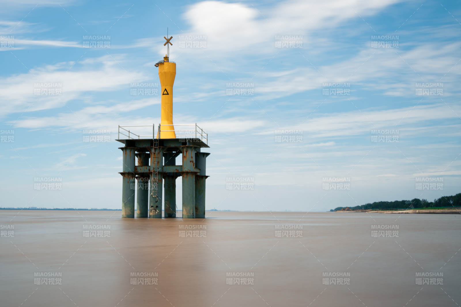 黄色灯塔矗立水面--海盐图片