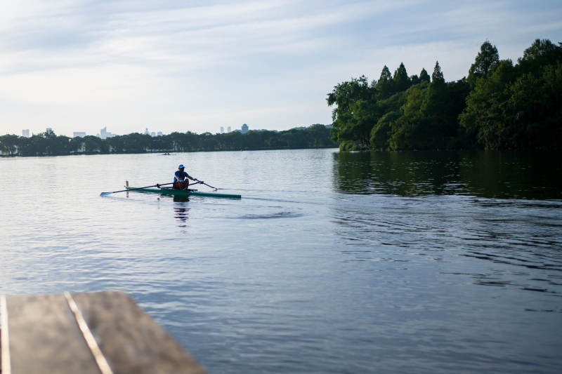 湖上划船 静谧时光图片