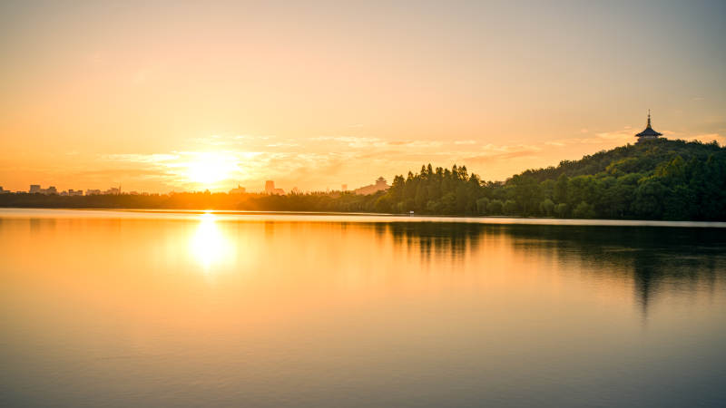 湖畔夕阳映塔影--西湖雷峰塔图片