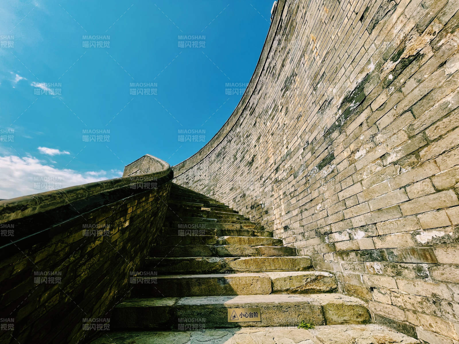 古墙石阶 蓝天映衬图片