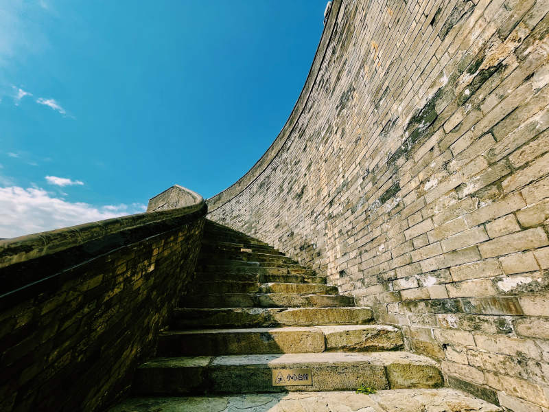 古墙石阶 蓝天映衬图片