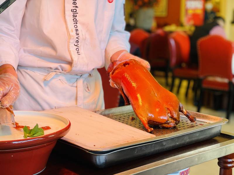 厨师展示烤鸭制作过程图片