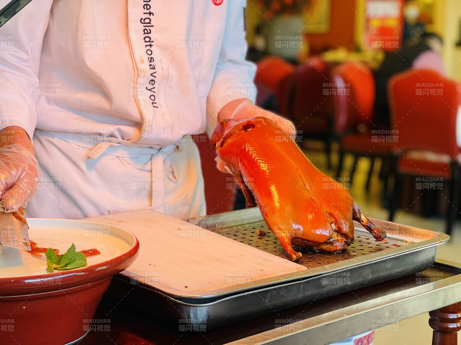 厨师展示烤鸭制作过程图片