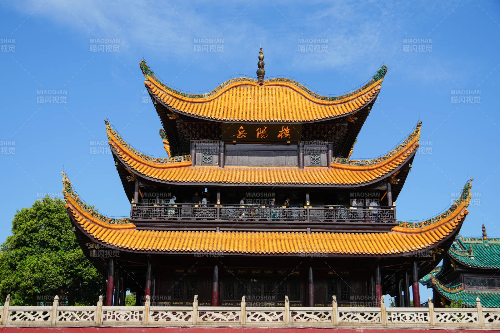 岳阳楼 千年古韵映蓝天图片